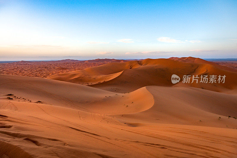 沙子和Erg Chebbi沙漠，Merzouga，摩洛哥，北非